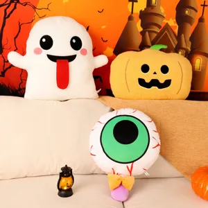 Gros plan sur les coussins peluches mignons de fantome, citrouille et oeil pour Halloween.
