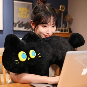Primer plano de cojín de peluche de gato negro, detalle de muñeco suave, ojos bordados.