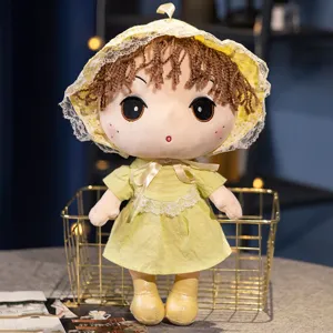 Süße Plüschprinzessin Puppe im Landhausstil mit gelbem Kleid, weiches Kinderspielzeug.