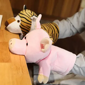 Titeres de mano de peluche para historias interactivas mostrando tigre y cerdo detalle.