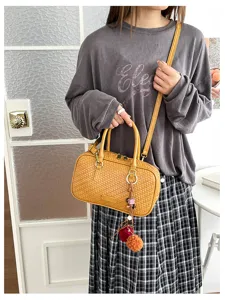 Gewebte Kissen Umhängetasche für Damen, koreanischer Stil Retro Pendler Handtasche mit Bommel.