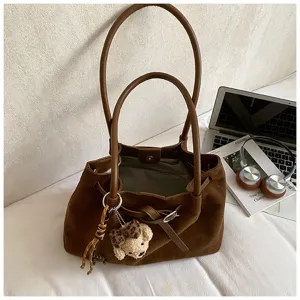 Bruine suade shopper tas voor dames, retro casual schoudertas met schattige berenhanger voor dagelijks.