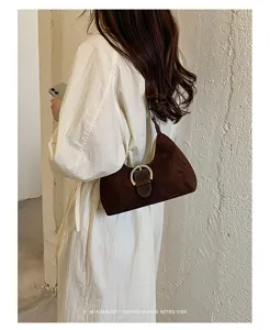 Bolso de hombro de ante marrón para mujer, estilo retro minimalista con hebilla metálica.