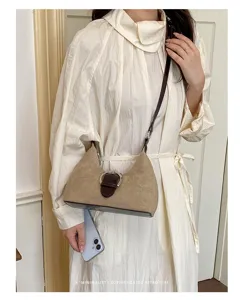Bolso de hombro retro de ante para mujer, elegante bolso hobo minimalista con hebilla chic.