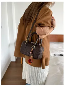 Elegante gewebte Vintage Kissen Umhängetasche für Damen, stilvolle Freizeittasche.