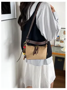 Retro bruine schoudertas voor dames, casual crossbodytas met stijlvolle suède textuur.