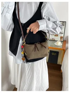 Vintage bruine suède schoudertas voor dames, modieuze handtas voor dagelijks gebruik.