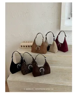 Vista detallada de bolsos hobo de ante retro con hebillas metálicas en varios colores.