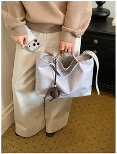 Bolso de hombro retro casual grande para mujer, tote suave y elegante con colgante oscuro elegante.