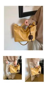 Vista detallada del bolso tote retro casual de gran capacidad en cuero PU con colgante.