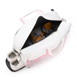 Dettaglio della borsa da viaggio con interno spazioso, scomparto per telefono e vano scarpe.