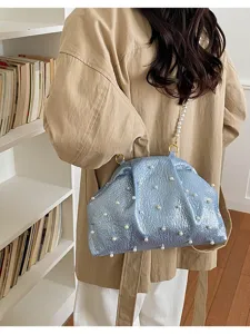 Vue détaillée du sac porté épaule bleu froissé avec perles et lanière de chaîne de perles.