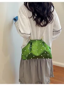 Sac pochette vert avec chaîne de perles, élégant sac de soirée plissé en coquillage.