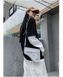 Bolso bandolera gris de moda con diseño de pistola unico para uso diario callejero casual.