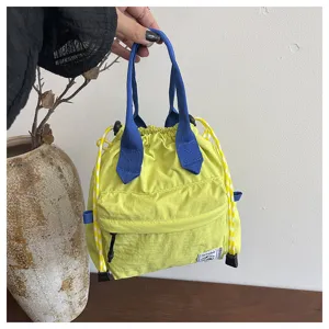 Sac seau décontracté en nylon avec doubles poignées et cordon de serrage pour le style quotidien.