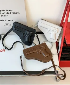 Vista detallada del bolso cruzado de moda con relieve de pistola y diseño elegante.