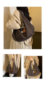 Vista detallada del bolso tote informal con estampado de leopardo coreano, gran capacidad y estilo.
