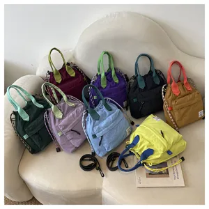 Grand sac seau coloré à cordon, sac à main en nylon décontracté et sac bandoulière minimaliste.
