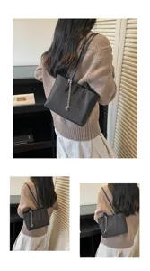 Minimalistische schwarze Tote Bag Detailansicht, lässige Umhängetasche für Damen, Alltag.