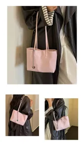 Rosa Schulter-Tasche Detailansicht, minimalistische Handtasche mit Kette Anhänger.