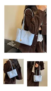 Hellblaue minimalistische Schultertasche mit stilvollem Kettenanhänger für den Alltag.