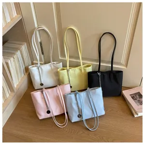 Große Shopper Tasche mit Kettendekoration, schicke Umhängetasche in verschiedenen tollen Farben.