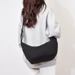 Zwarte corduroy crossbody tas voor dames casual dumpling schoudertas eenvoudige lichte tas.