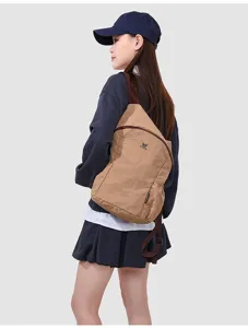 Sac à dos léger et minimaliste de style japonais, vue détaillée pour le transport quotidien.