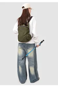 Sac à dos léger et minimaliste pour le plein air, vert, idéal pour le camping et les voyages.