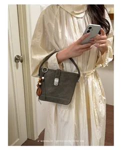 Sac seau rétro minimaliste pour femmes, sac à main décontracté chic avec perles élégantes.