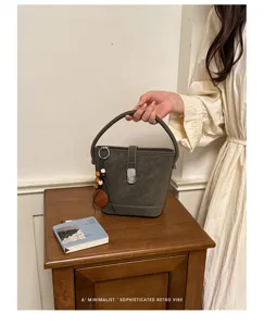 Sac seau rétro minimaliste pour femme, élégant sac porté épaule gris foncé avec poignée chic.