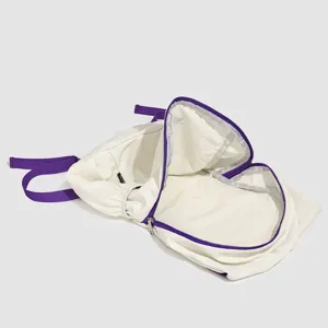 Sac à dos outdoor léger et minimaliste en blanc avec bretelles violettes pour voyage.