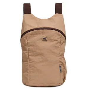 Sac à dos minimaliste et léger de style outdoor en kaki avec bretelles marron pour le voyage quotidien.