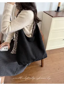 Versatile black shoulder bag for women, vintage style tote bag for daily commute and casual use.