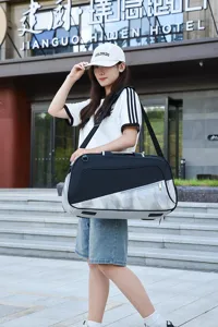 Grande borsa da viaggio con tracolla, perfetta per palestra, sport e brevi viaggi di lavoro.