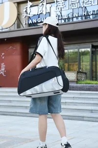 Grande borsa da viaggio per brevi viaggi, borsone fitness portatile dal design elegante e utile.
