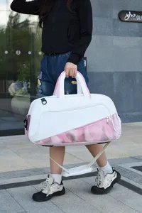 primo piano del dettaglio laterale della borsa da viaggio rosa e bianca con cerniera