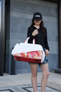 Grande borsa da viaggio e sport per palestra e brevi viaggi con pratici manici di trasporto.