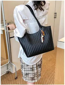 Elegante bolso de hombro tejido en cuero negro para mujer, bolso tote grande y casual.