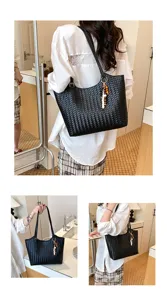 Bolso tote negro de cuero trenzado para mujer, bolso de hombro grande con elegante abalorio.