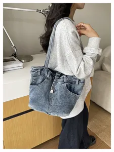 Λεπτομερής άποψη vintage τσάντας ώμου denim, μοναδικός σχεδιασμός τσέπης σε εσωτερικό χώρο.