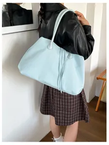 Vista dettagliata della borsa a tracolla azzurro casual indossata, stile quotidiano.