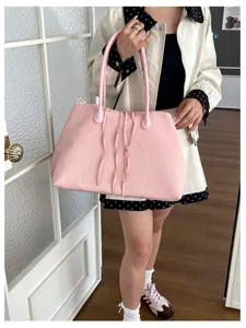 Dettaglio della borsa shopper in tela rosa, grande borsa a spalla con doppi manici.