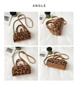 Bolso Boston cilíndrico de leopardo vista detallada con ribete de cuero y correa ajustable