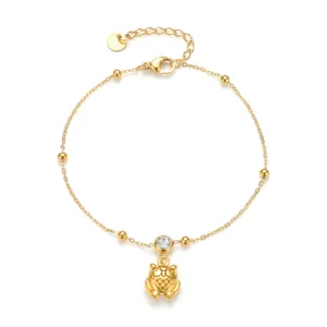 Brazalete de acero inoxidable dorado con brillante dije de búho y cuentas muy elegantes.