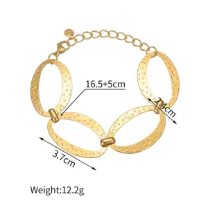 Bracciale geometrico ovale con maglie testurizzate color oro e catena di estensione.
