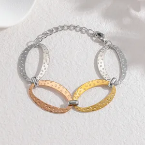 Vista dettagliata del bracciale a maglie ovali geometriche multicolore con finitura martellata.