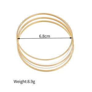 Minimalistische goldene Titanstahl stapelbare Armreife mit sehr genauen Maßangaben.