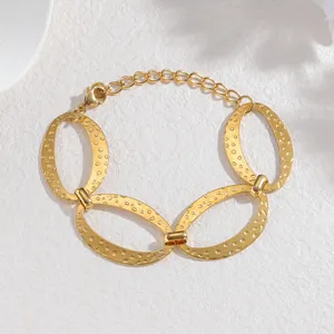Bracciale dorato geometrico con texture ovale da donna, gioiello di moda elegante.