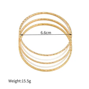 Goldfarbenes edelstahl mehrschichtig stapelbares minimalistisches armreif set 6.6cm.